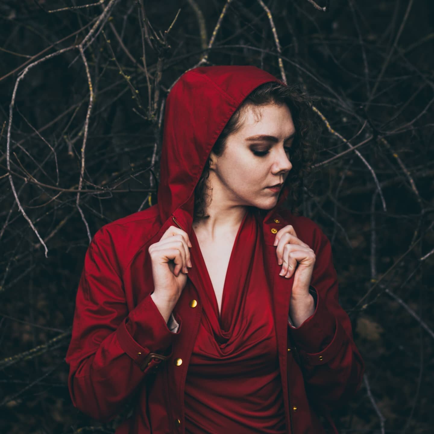 Throw me to the wolves and I'll return leading the pack.
.
📷 by @jamiecateyes.
.
.
#littleredridinghood #moodygrams #moodygram #portraitoftheday #portraiture #portraitmood #pursuitofportraits #portraits_ig #shotoftheday #portraitvision #redridinghoo