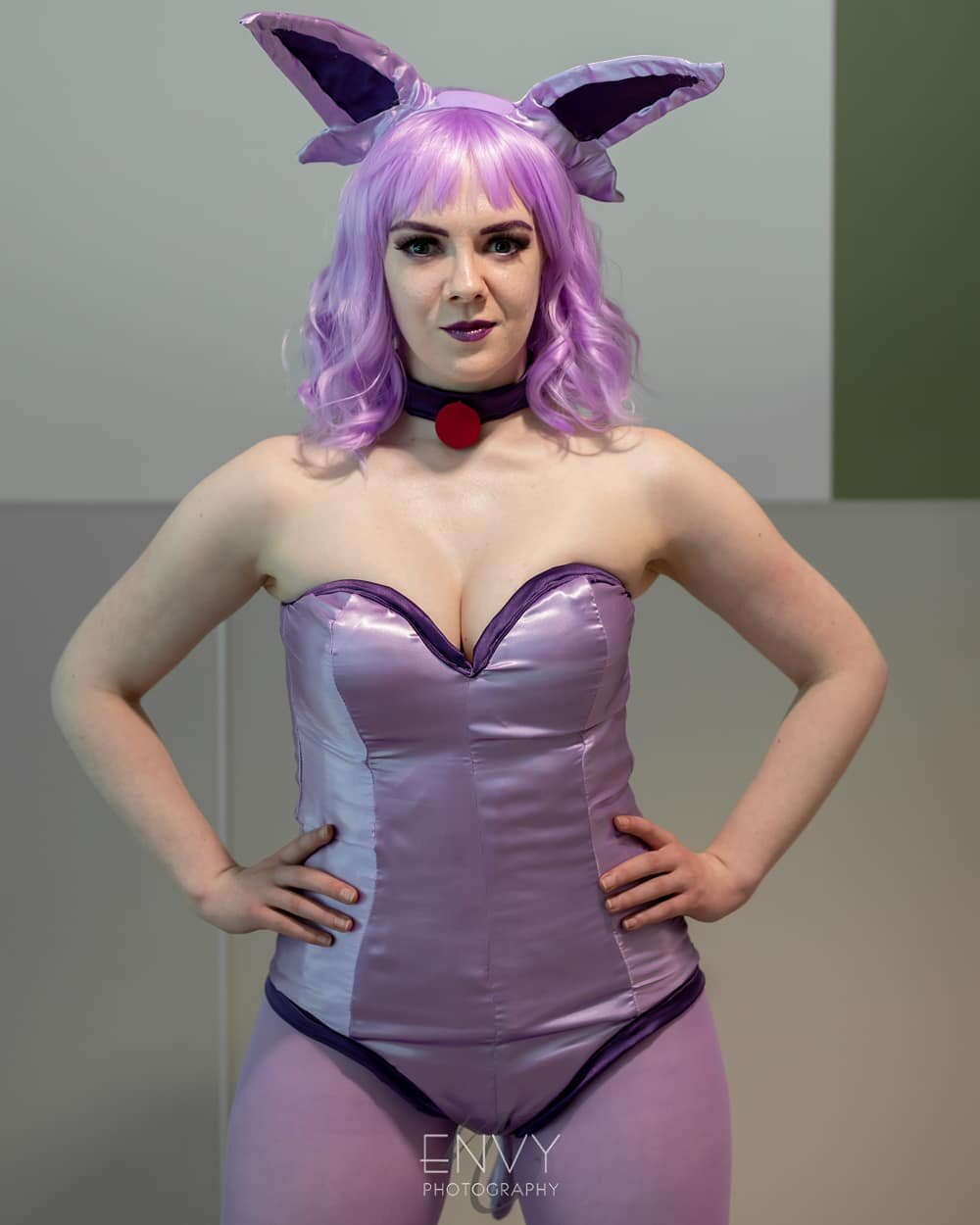 It's thought that Espeon is partly based upon the Nekomata - two-tailed Japanese demon cats who find great pleasure in causing chaos.
Photo by @envyphotography1
Espeon cosplay by @mish.mello.
.
.
#pokemoncosplay #espeon #espeoncosplay #bunnysuit #fan