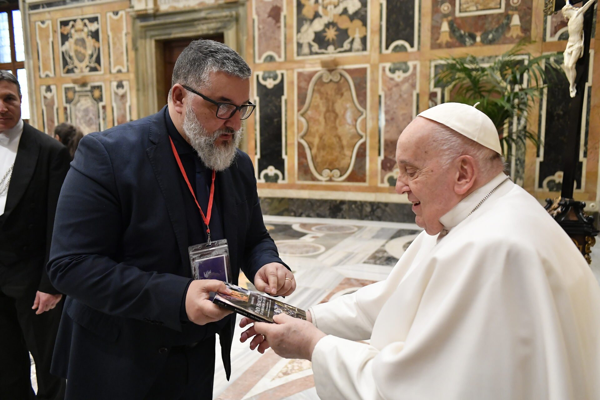 Rodolfo Papa in udienza dal Santo Padre porta un suo libro e un suo dipinto in dono