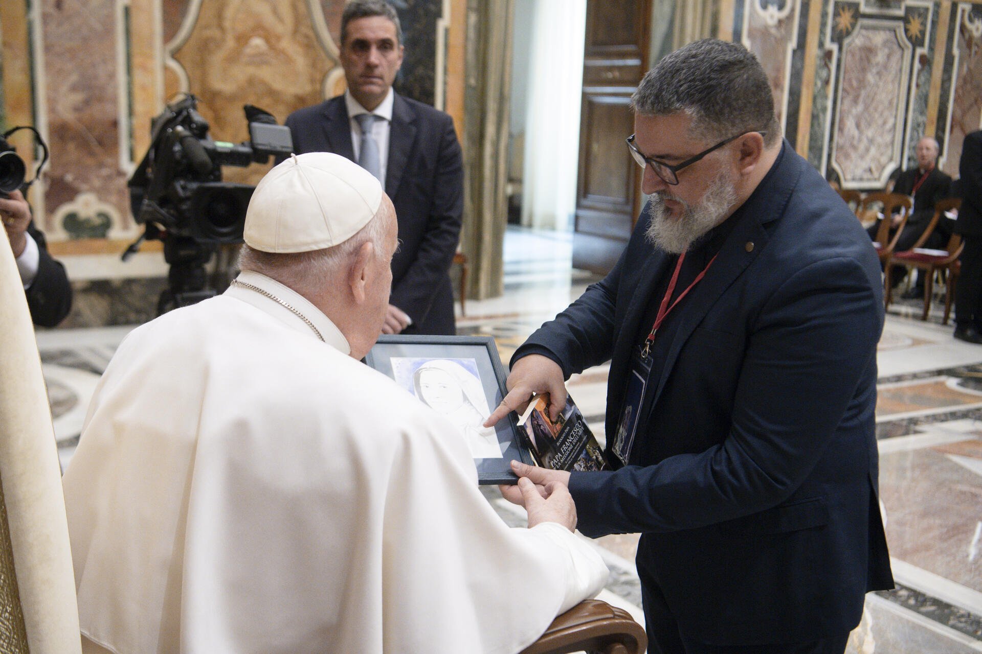 Rodolfo Papa in udienza dal Santo Padre con un dipinto su Santa Teresina di Gesù bambino e del Volto Santo