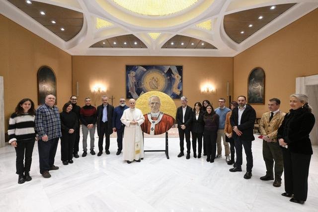 rodolfo papa con leone xiv presentazione ritratto mosaico