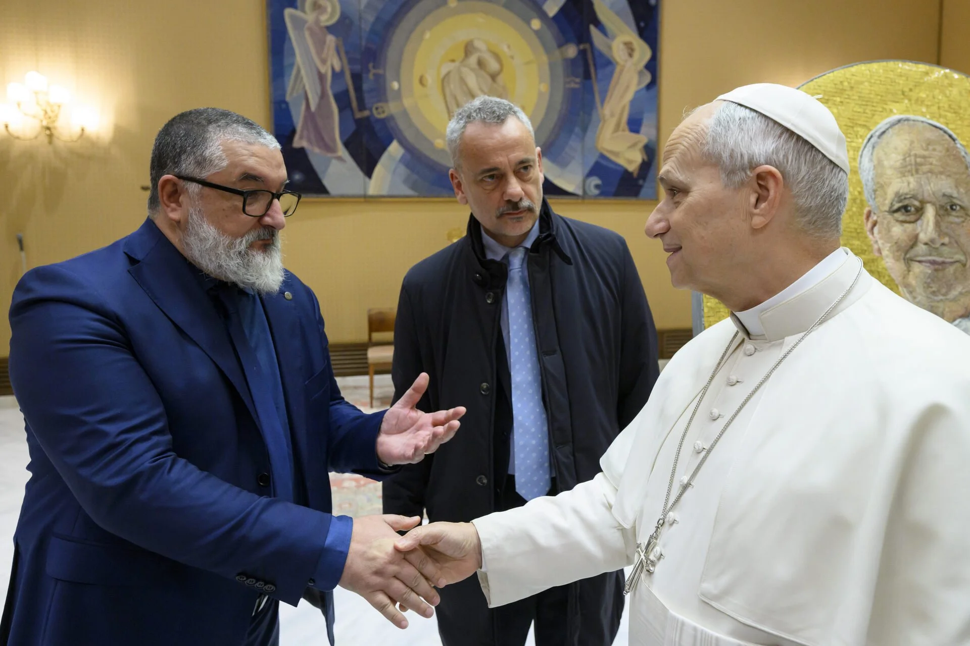 Il Maestro Rodolfo Papa incontra Leone XIV per la presentazione del suo ritratto in mosaico