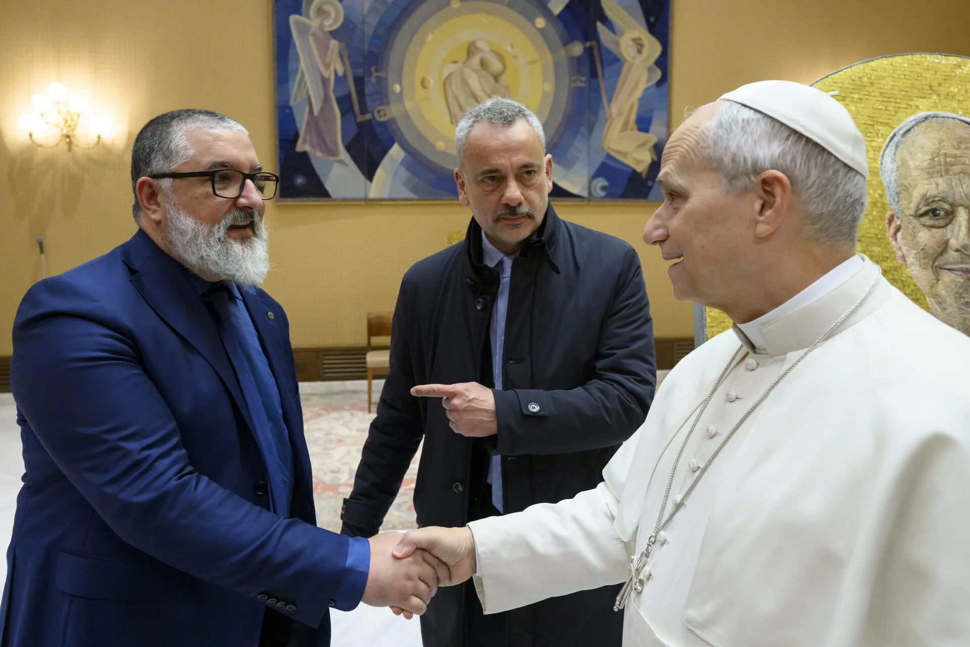 Il Prof Paolo Di Buono presenta il Maestro Rodolfo Papa autore del ritratto ad olio di Leone XIV