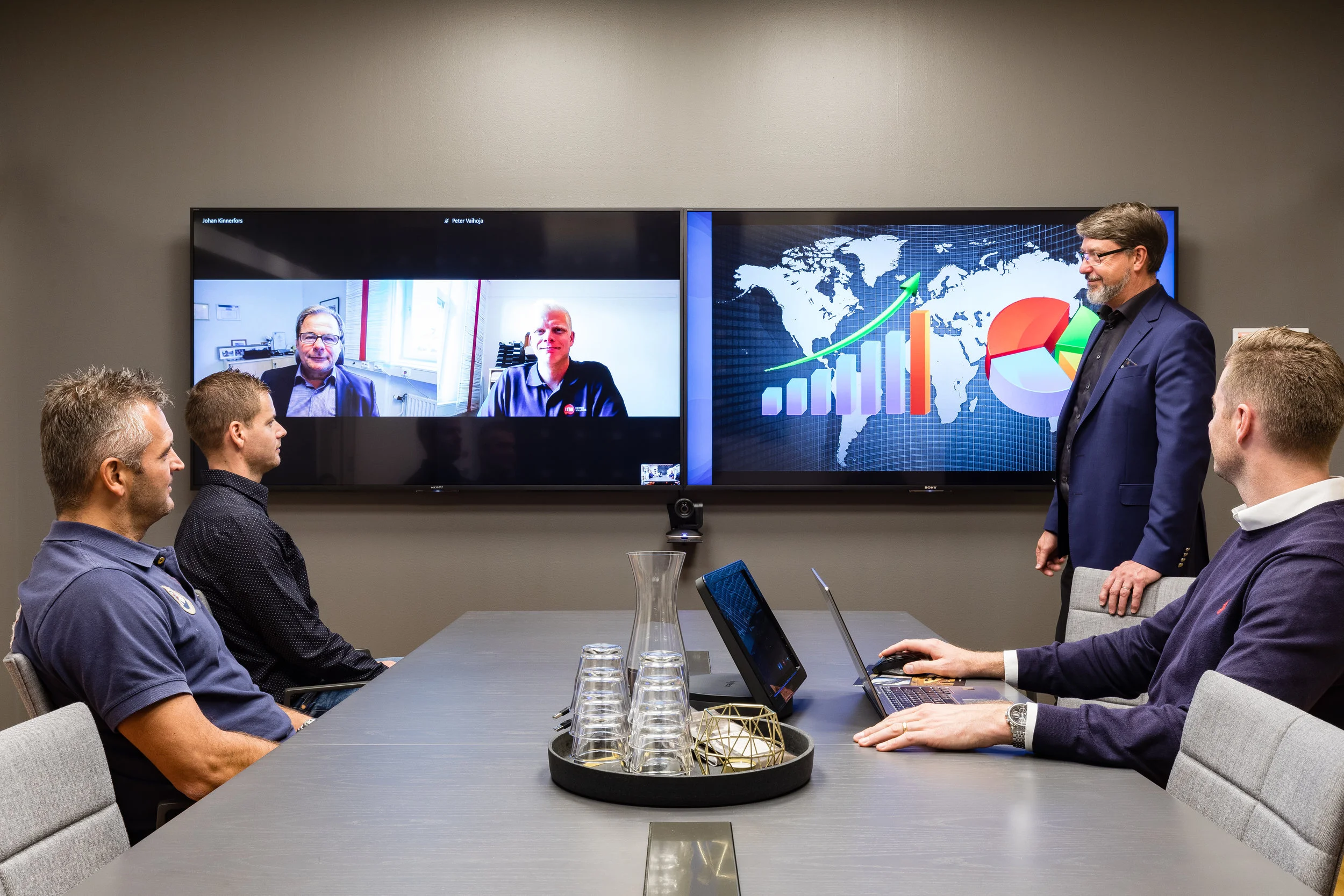 
ITM Skype Business Room System för en bättre mötesupplevelse Med Skype for Business kan du kommunicera med vem som helst, var som helst. Då Skype for Business ingår i Windows Officepaket är det ett kostnadseffektivt och kraftfullt verktyg för samarbete. Många av oss känner till Skype sedan förut och vet hur lätt det är att kommunicera med ljud, bild, chat och datadelning. Däremot har det ofta varit ett problem att få det att fungera bra i våra mötesrum.
Skype Room System eller SRS är Microsofts lösning på hur du får detta att fungera på ett enkelt och kraftfullt sätt i dina mötesrum. I kombination med Logitechs Smartdock, kameror och mikrofoner får du en heltäckande lösning som gör att du med en enda knapptryckning kan starta upp mötet med bra ljud och bild.