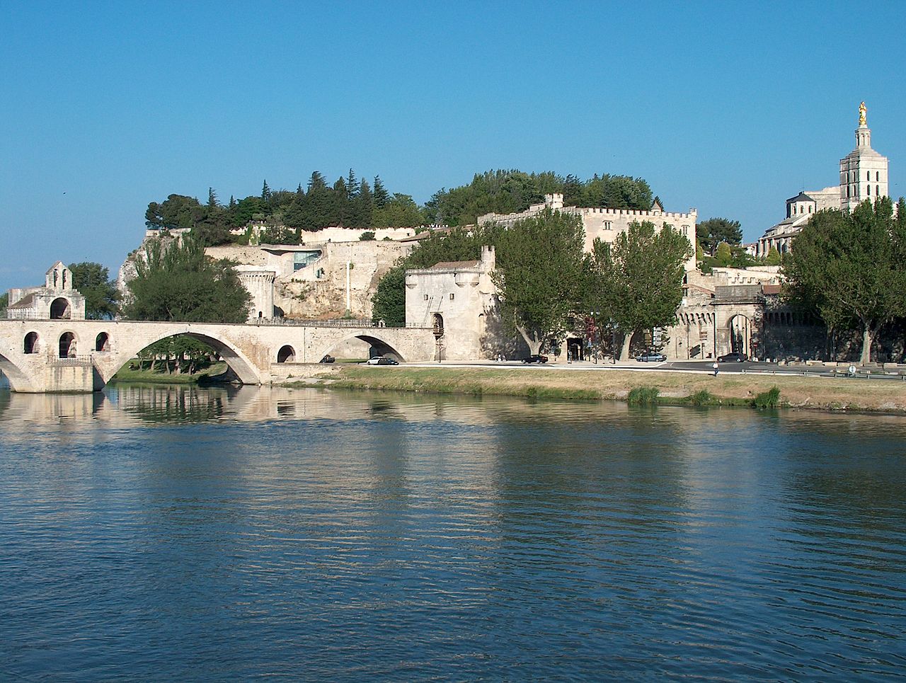 Avignon. den gamla bron och påvepalatset. Foto g. wieschendahl