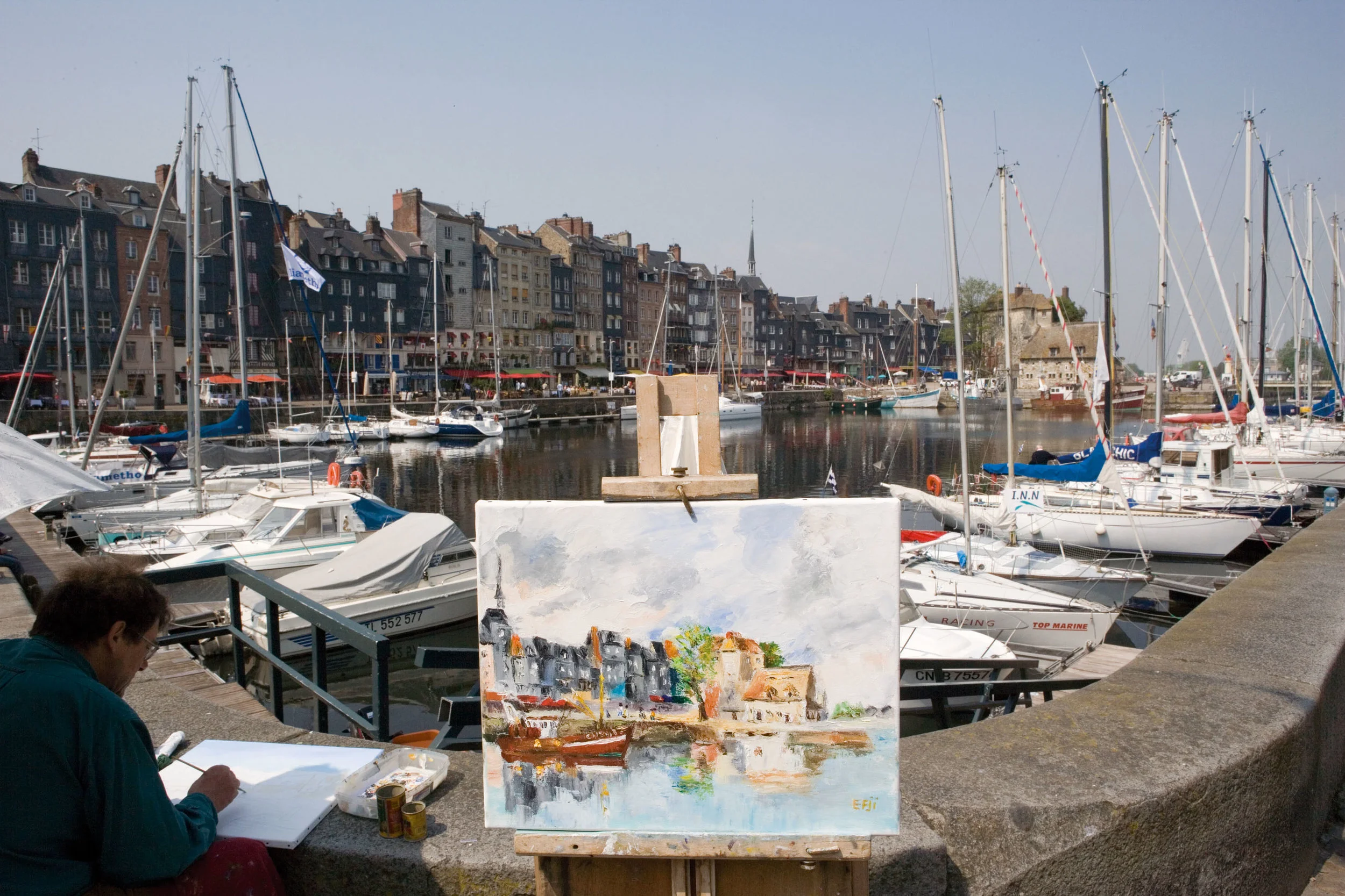 honfleur. konstnär i hamnen