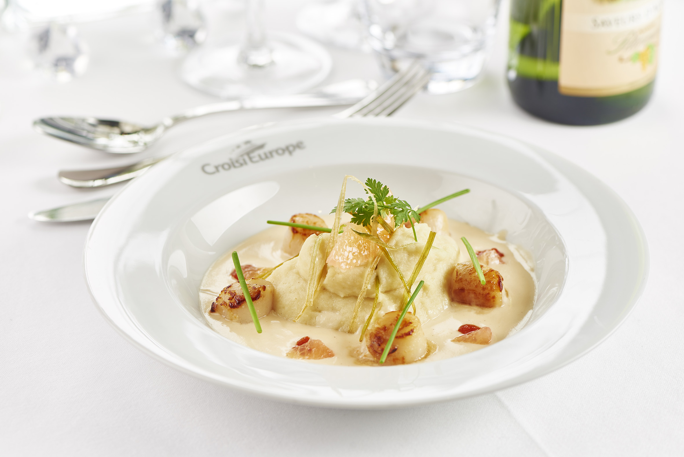 Saint Jacques poêlée mousseline de céleri beurre blanc aux agrumes (pilgrimsmusslor, sellerimos, smörsås med citrusfrukter) foto christian creutz