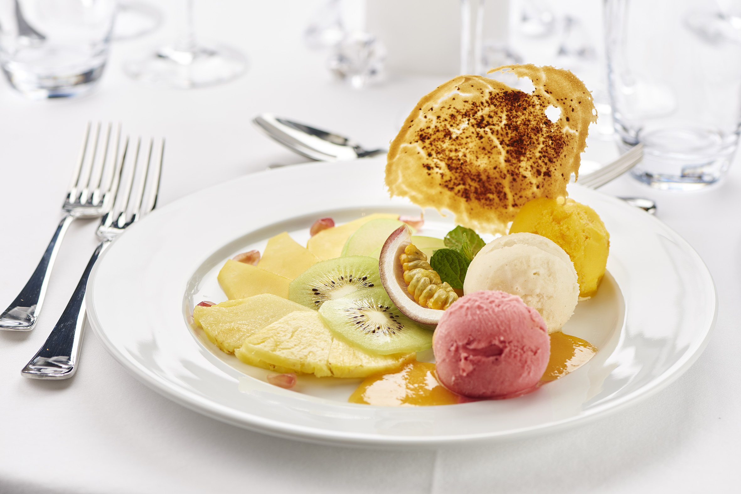 Assortiments de sorbets et fruits de saison (sorbet med olika smaker, färska frukter) foto christian creutz