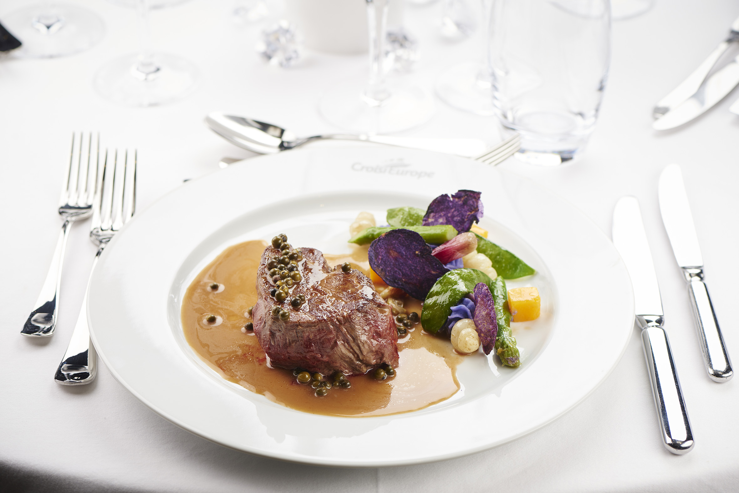 Tournedos de boeuf ( filet )sauce au poivre vert de Madagascar (tournedos av oxfilé med grönpepparsås. foto christian creutz
