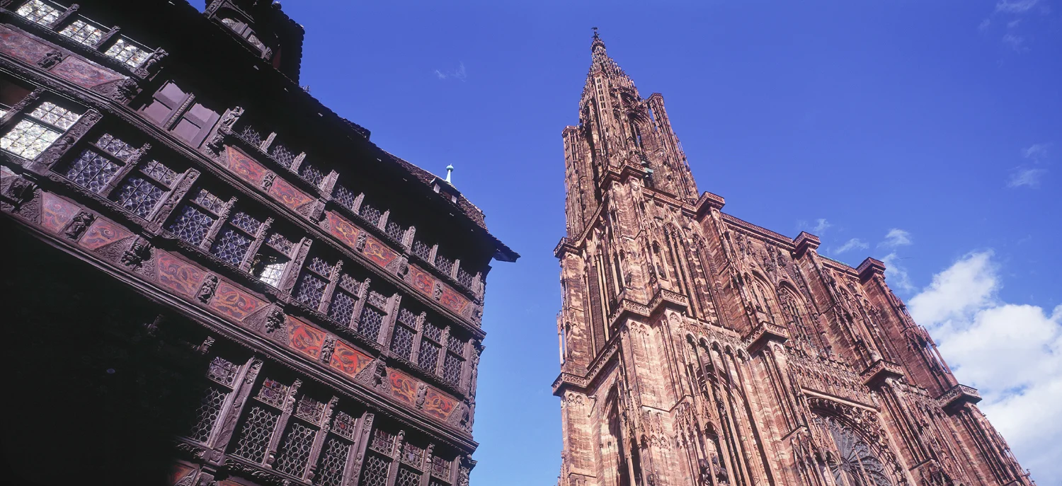 Strasbourg, kammerzell och katedralen med endast ett torn.