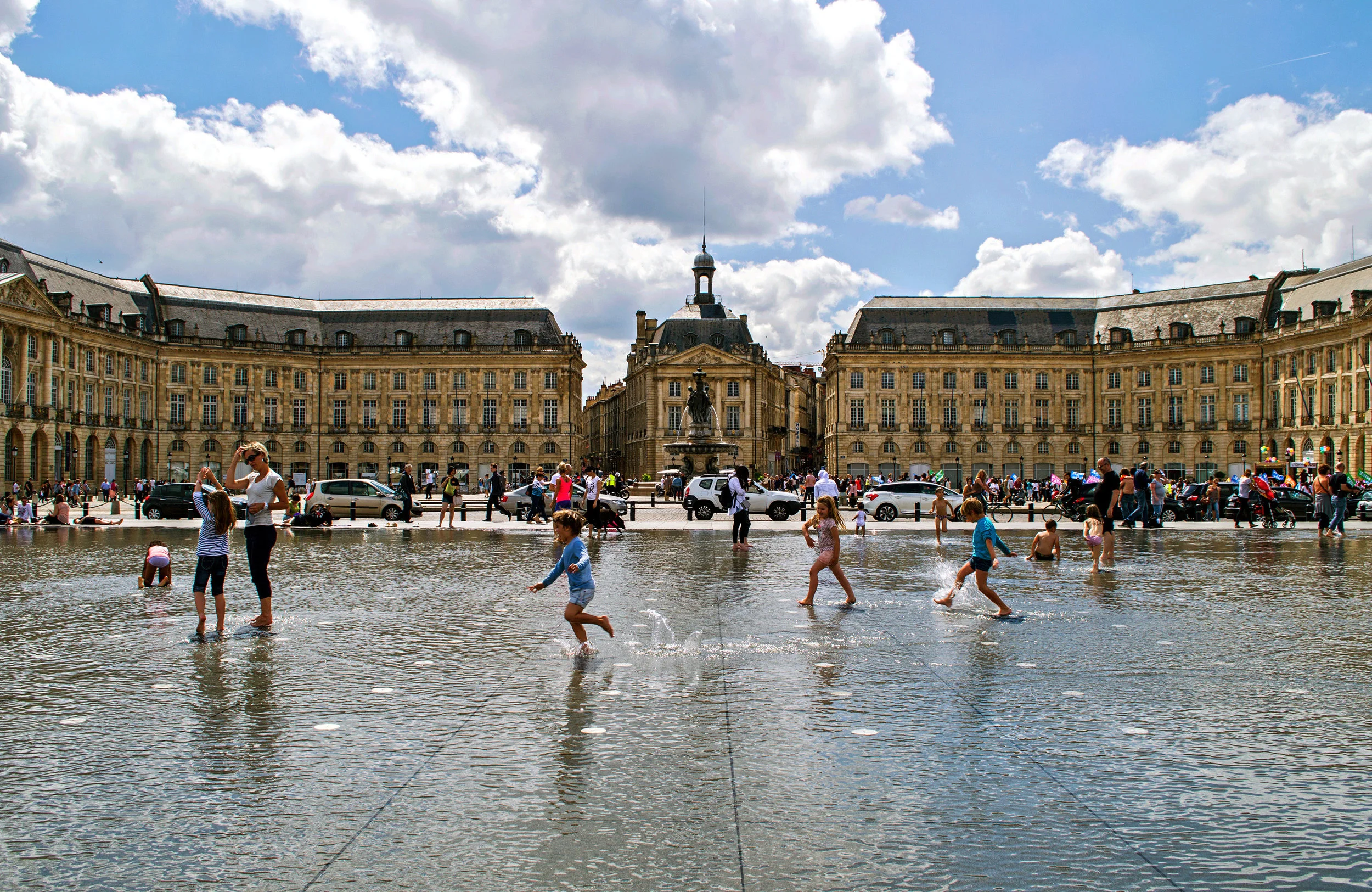 bordeaux, vattenspegeln framför place de la bourse. foto Christina Guan