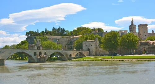 Avignon bron Pont Bénezet och påvepalatset