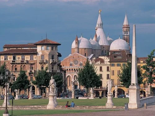 Padova, prato della valle och basilikan san Antonio.