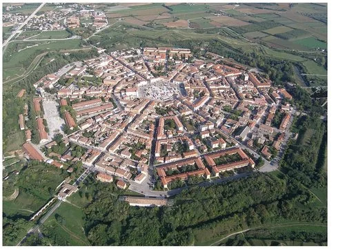 palmanova, staden uppförd som en polygon med 9 hörn.