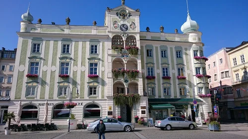 gmunden, stadhuset med klockspelet i keramik.