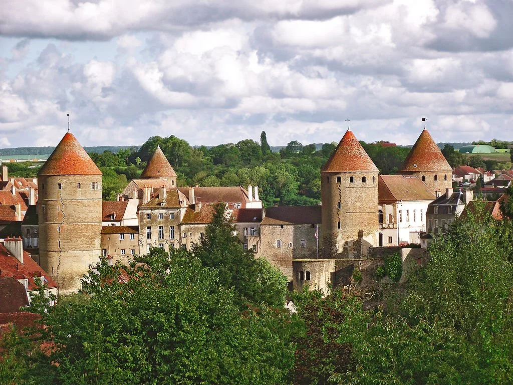 Semur-en-Auxois_FR21_donjon_DSCF2833 foto  Michel FOUCHER.jpg
