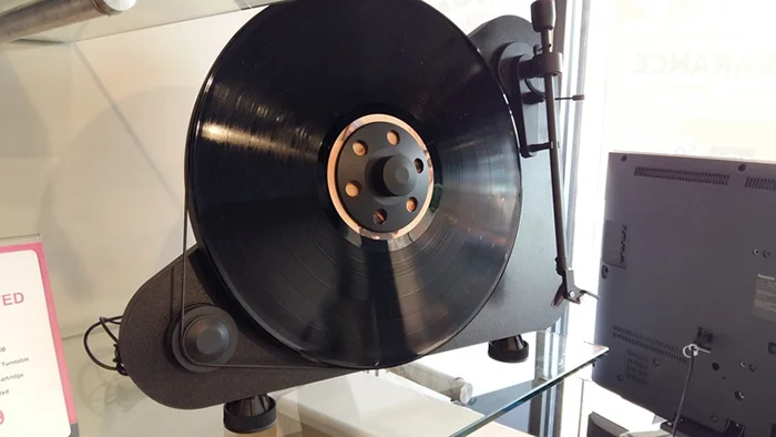 Pro-Ject VT-E black (angled)