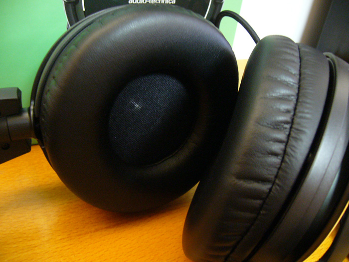 Here you can see the premium, soft ear pads for a comfortable fit.