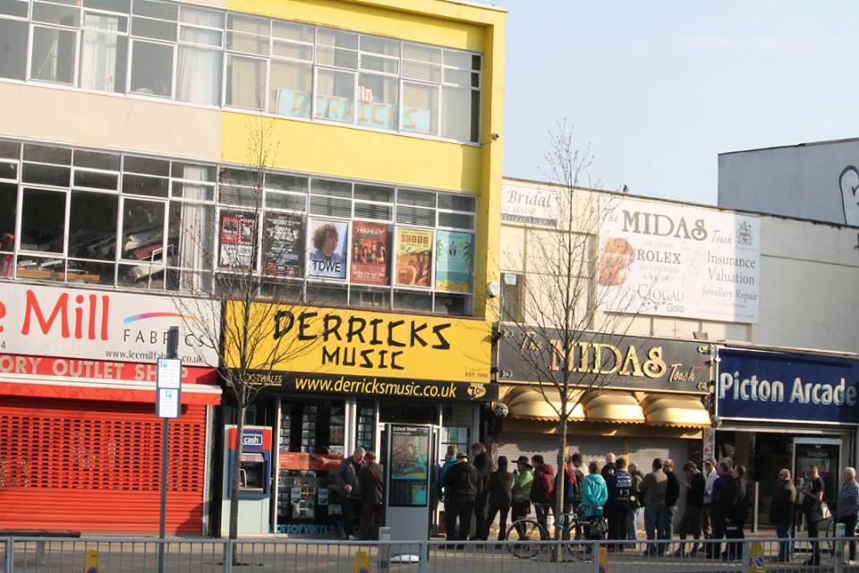 big queue.jpg