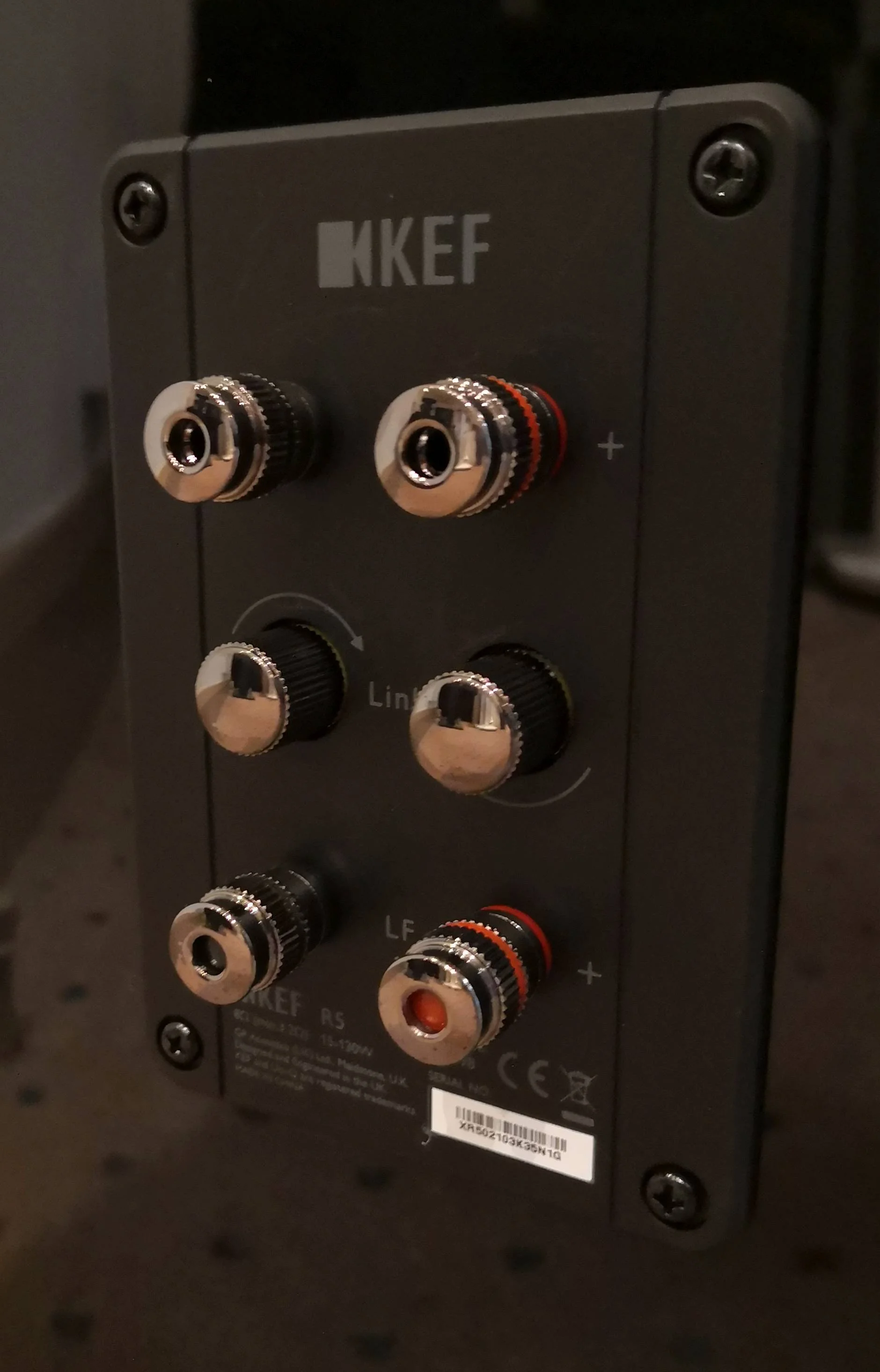 Here you can see the ingenious terminal arrangement for the R5 with KEF’s integral link knobs for bi-amping or bi-wiring.