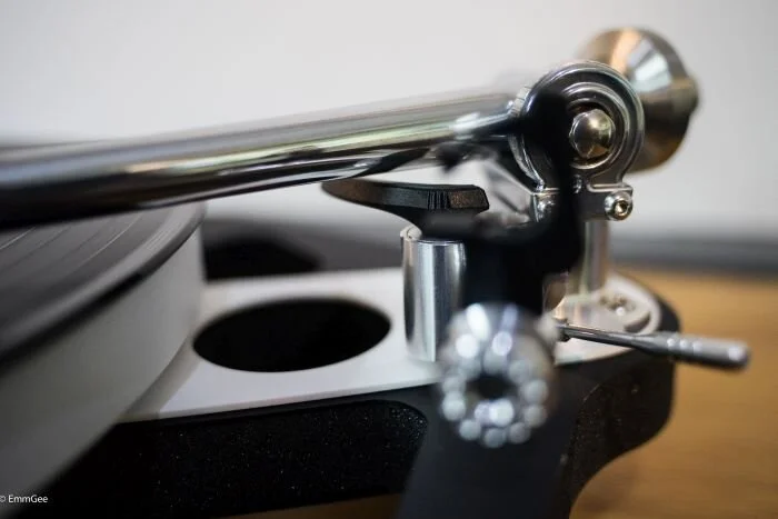 The Planar 10 features the new RB3000 tonearm fitted with an improved, low mass, precision bias housing.
