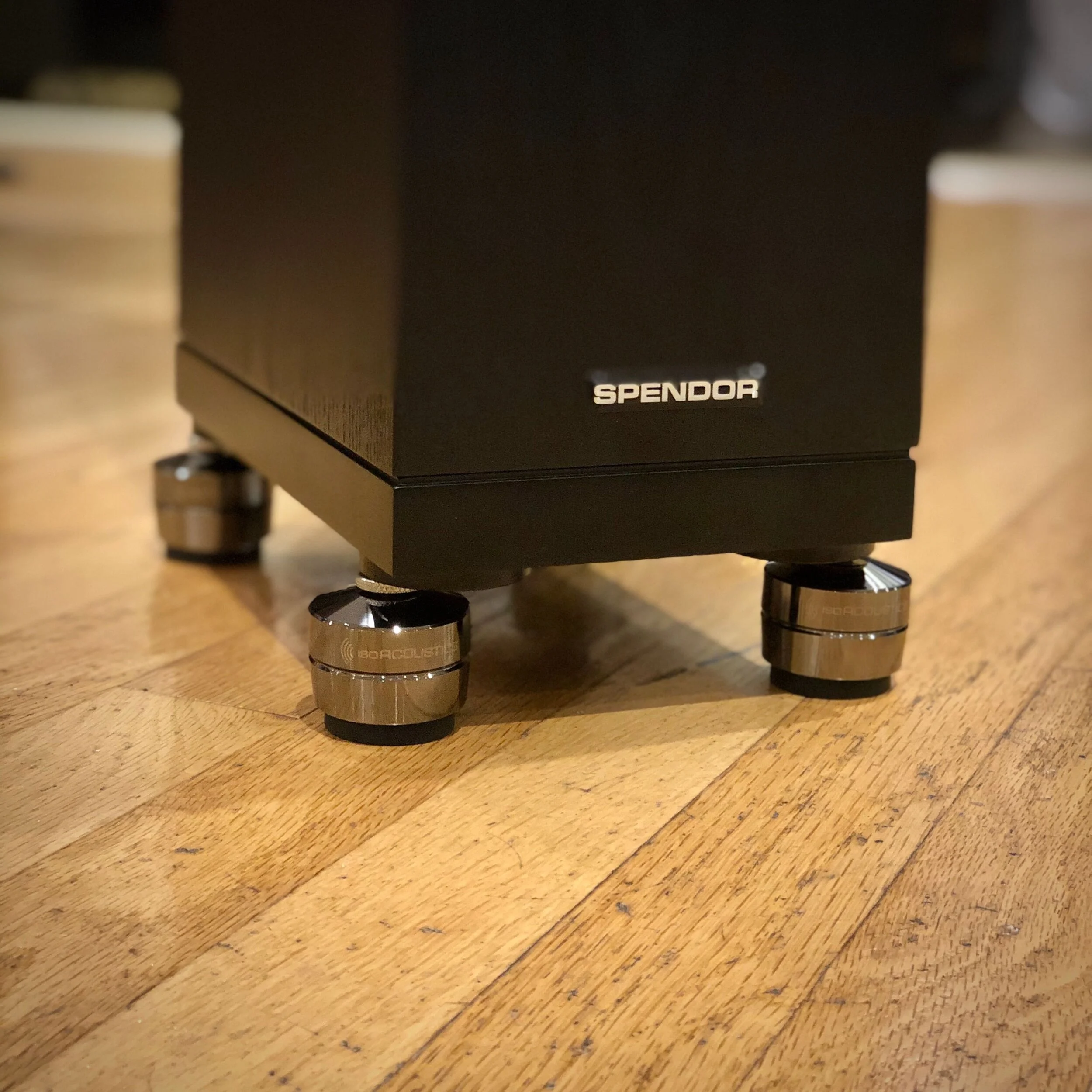 isoacoustics aperta kef ls50 wireless