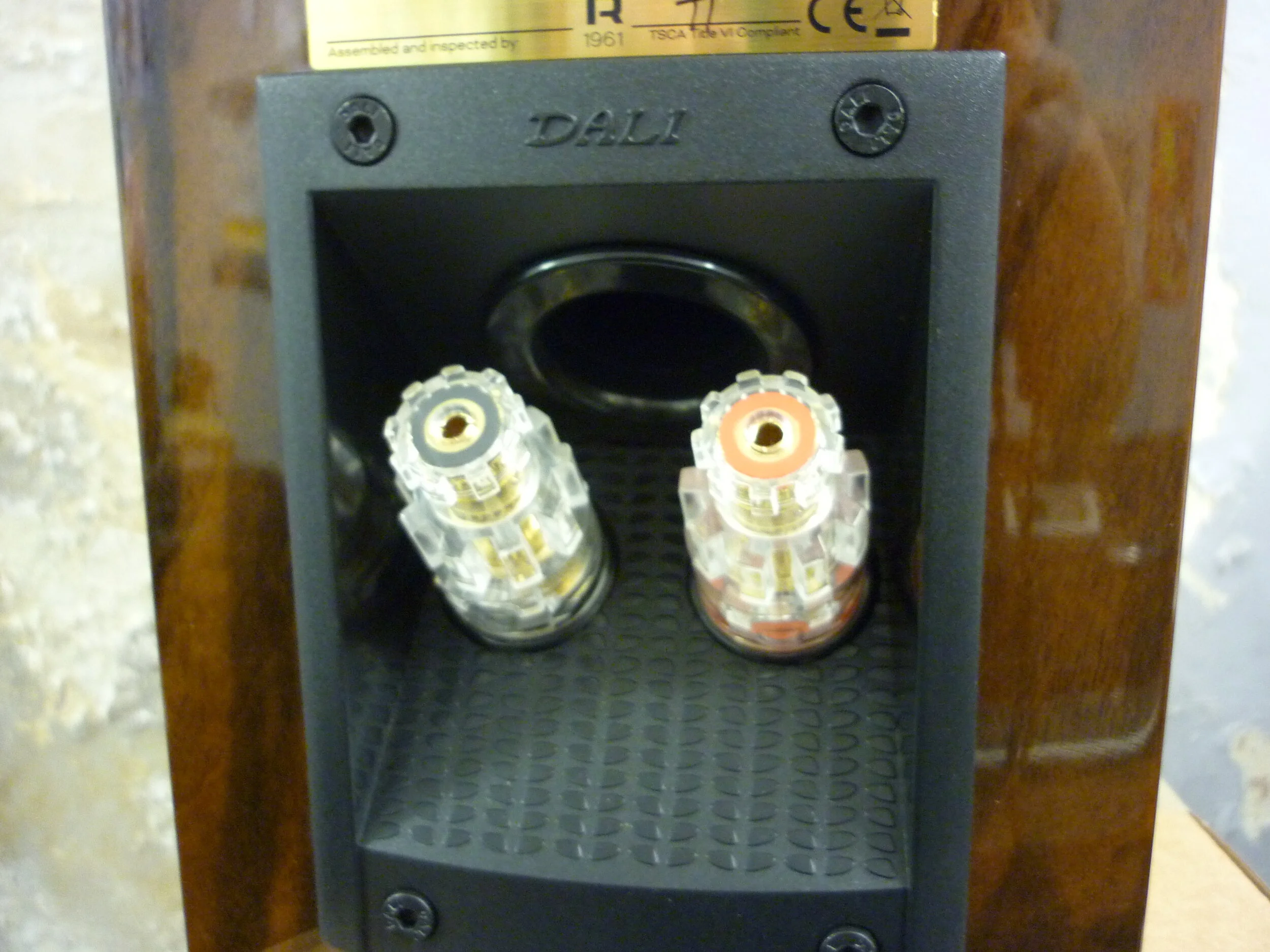 Connection for speaker cable is via a pair of rather nice sturdy gold-plated terminals. Originating from the high-end EPICON series. Refined over the years, they ensure that the DALI MENUET SE always has the best possible connection regardless of speaker cable choice.