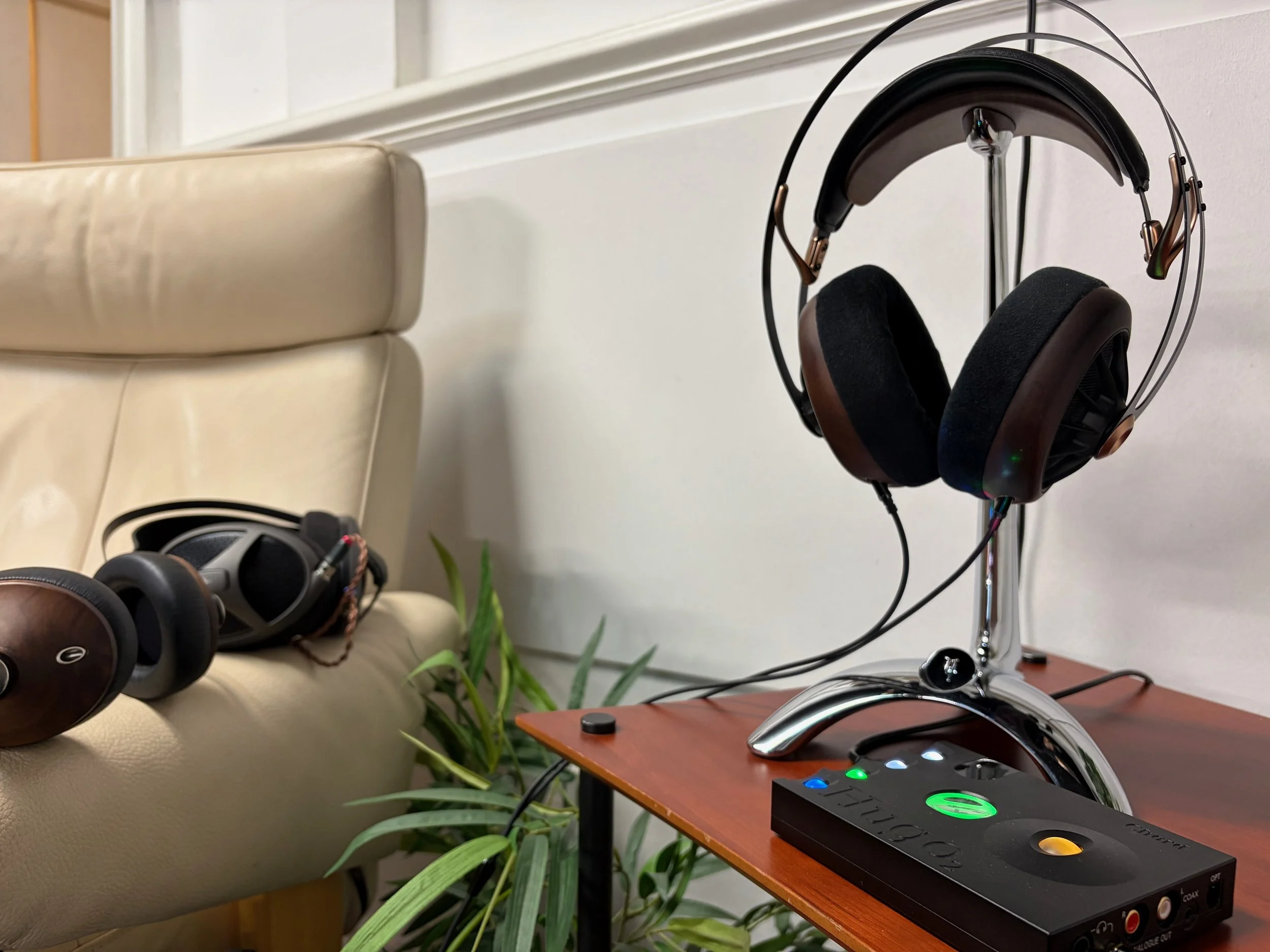 Image: Meze 109 PRO Headphone set up