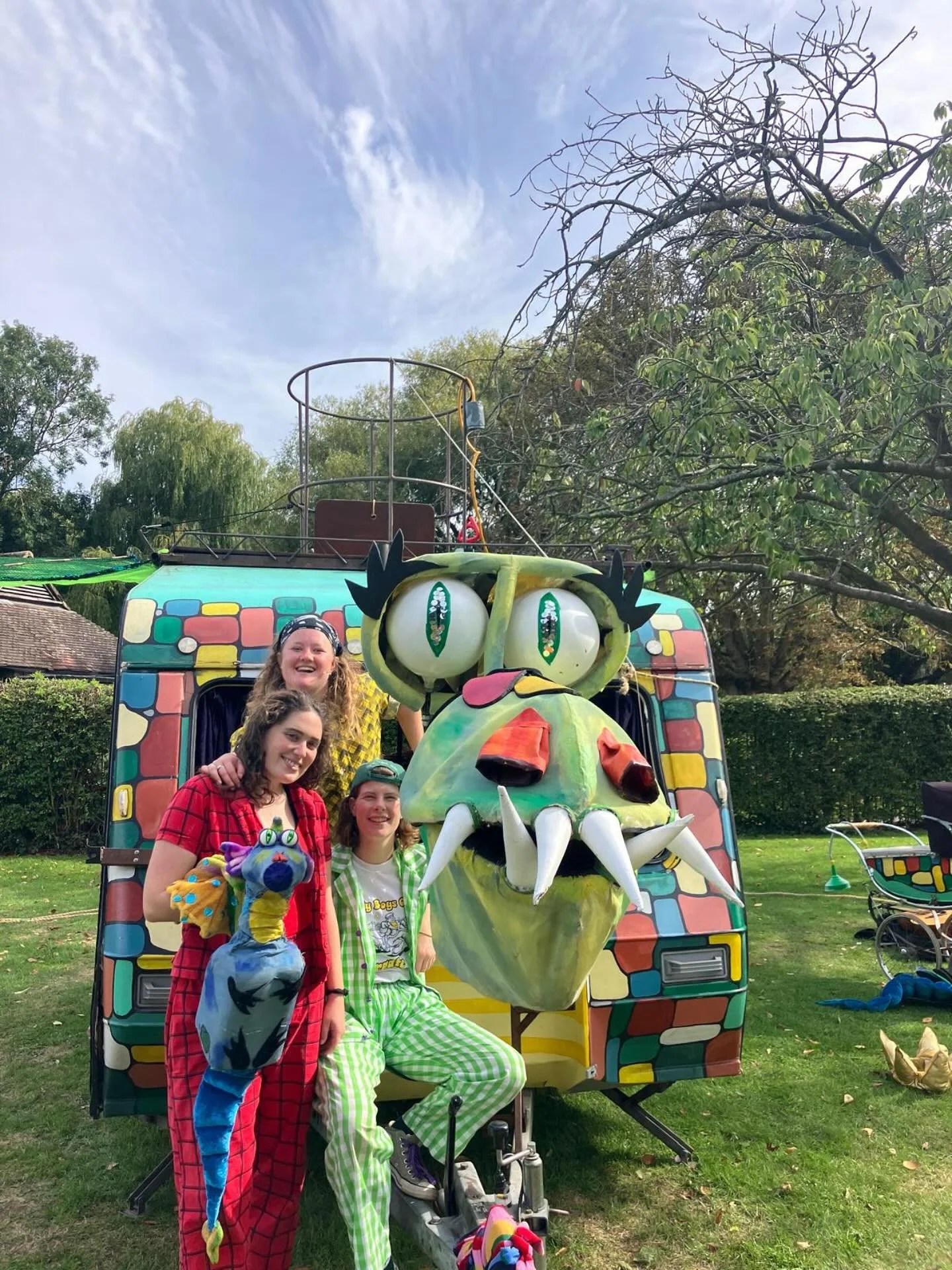Last week at Headstone - thanks for having us!

We&rsquo;re soaking up these last few shows with our Dragon Wagon family✨

#outdoortheatre #childrenstheatre #dragonwagon #jellyfishtheatre #headstonemanorandmuseum @headstone_manor_museum