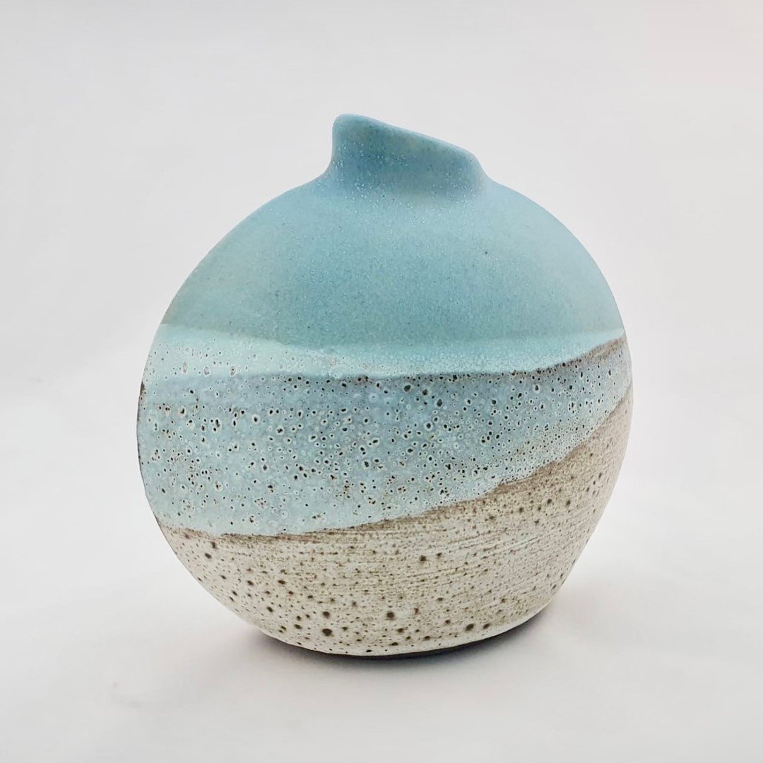 Sea, surf, salt and simple forms. Love this collection of ceramics currently on show in our summer exhibition in Henley on Thames 🤍⠀⠀⠀⠀⠀⠀⠀⠀⠀
⠀⠀⠀⠀⠀⠀⠀⠀
This piece does remind us of seascapes and Sandy toes! 🤍⠀⠀⠀⠀⠀⠀⠀⠀⠀
⠀⠀⠀⠀⠀⠀⠀⠀⠀
Ceramics by wonderful 