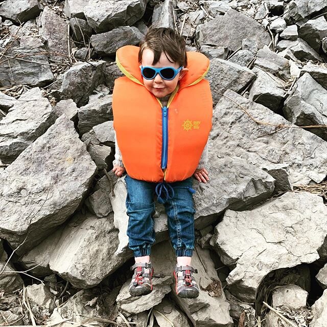 Waiting for his ride 🛶 (there was a small snake just under the rock 🐍)