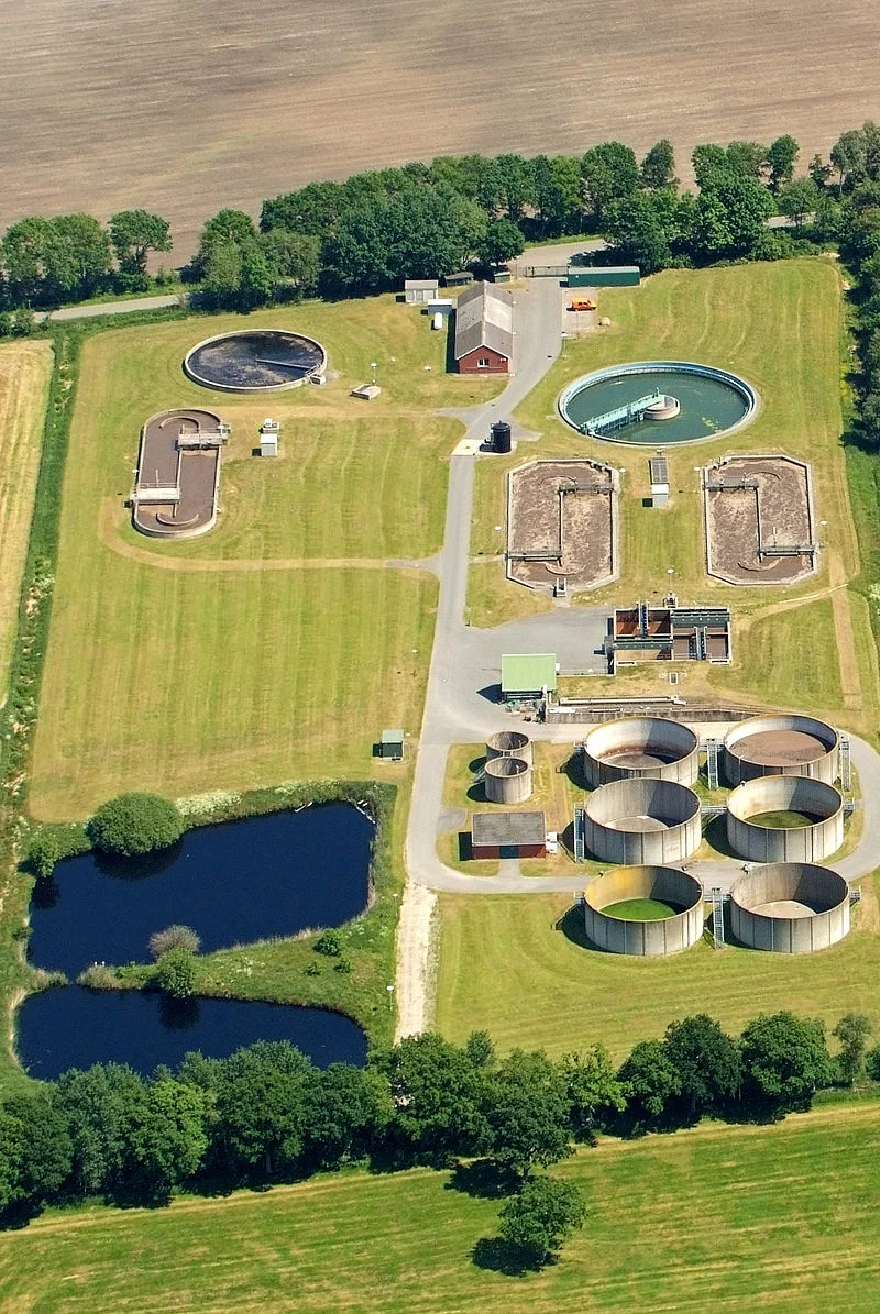 A wastewater treatment plant ( Photo by Martina Nolte licensed under CC BY-SA 3.0 de )