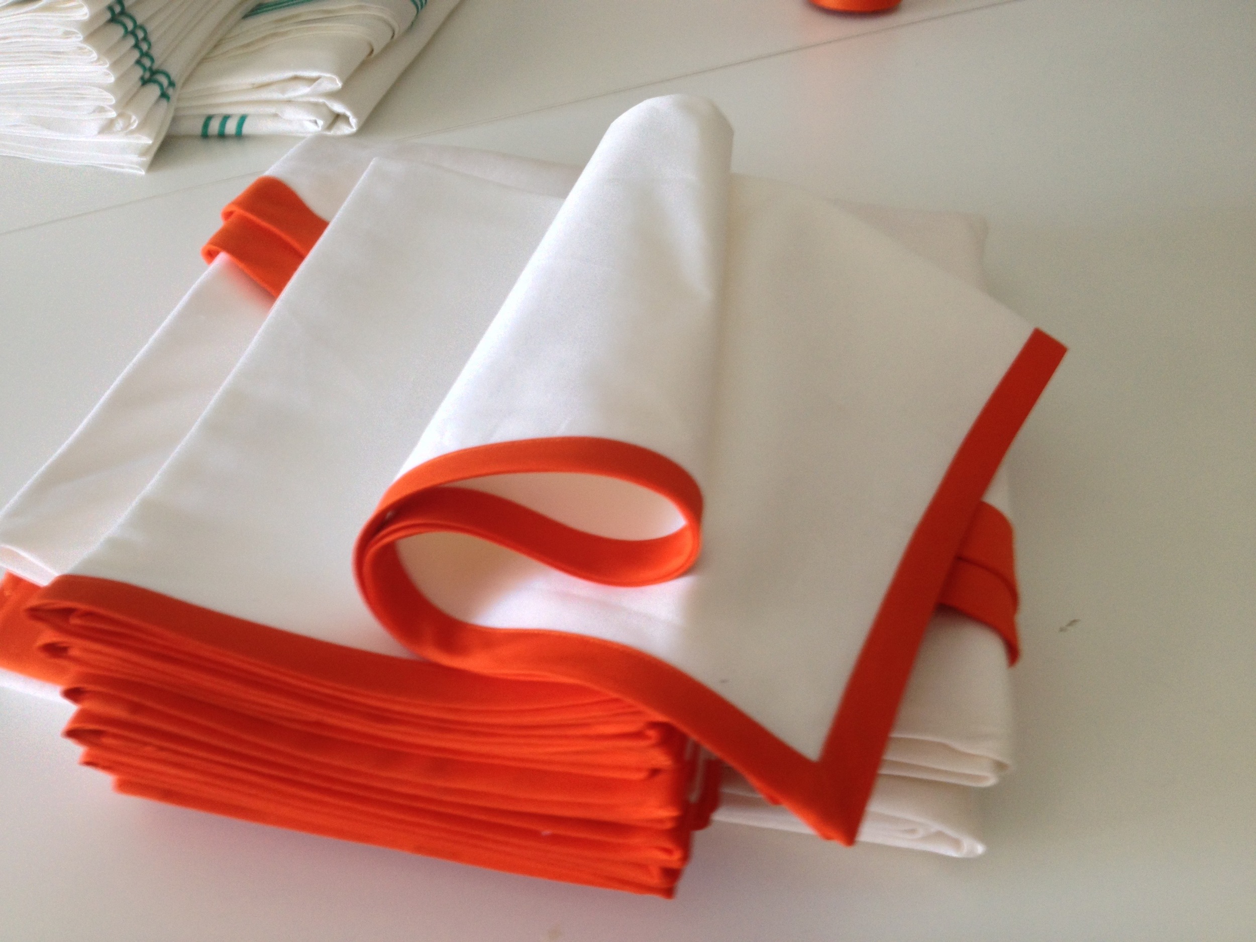 Napkins in 800tc cotton with colour edge