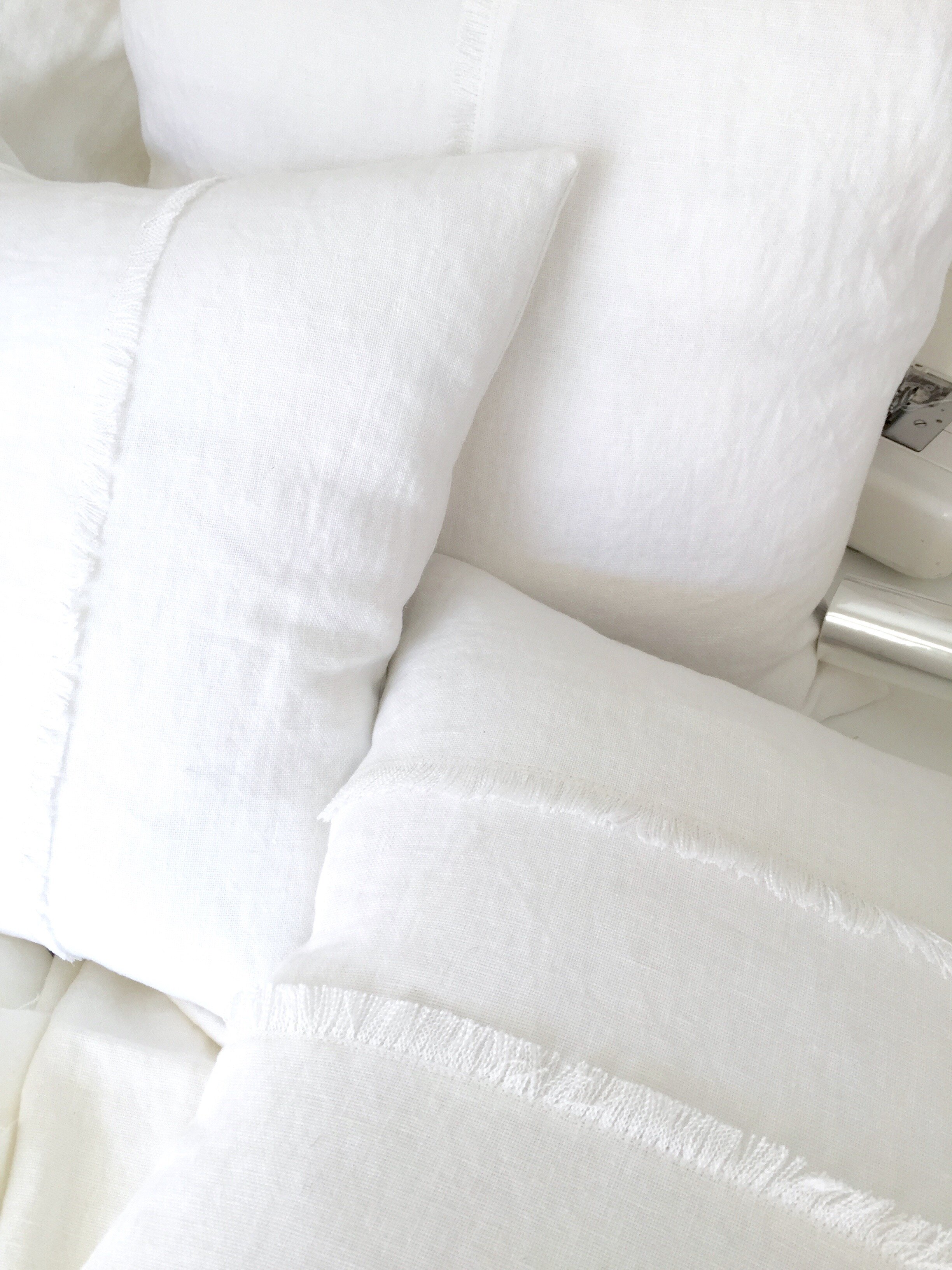 CUSHION White_White collection fringe .jpg