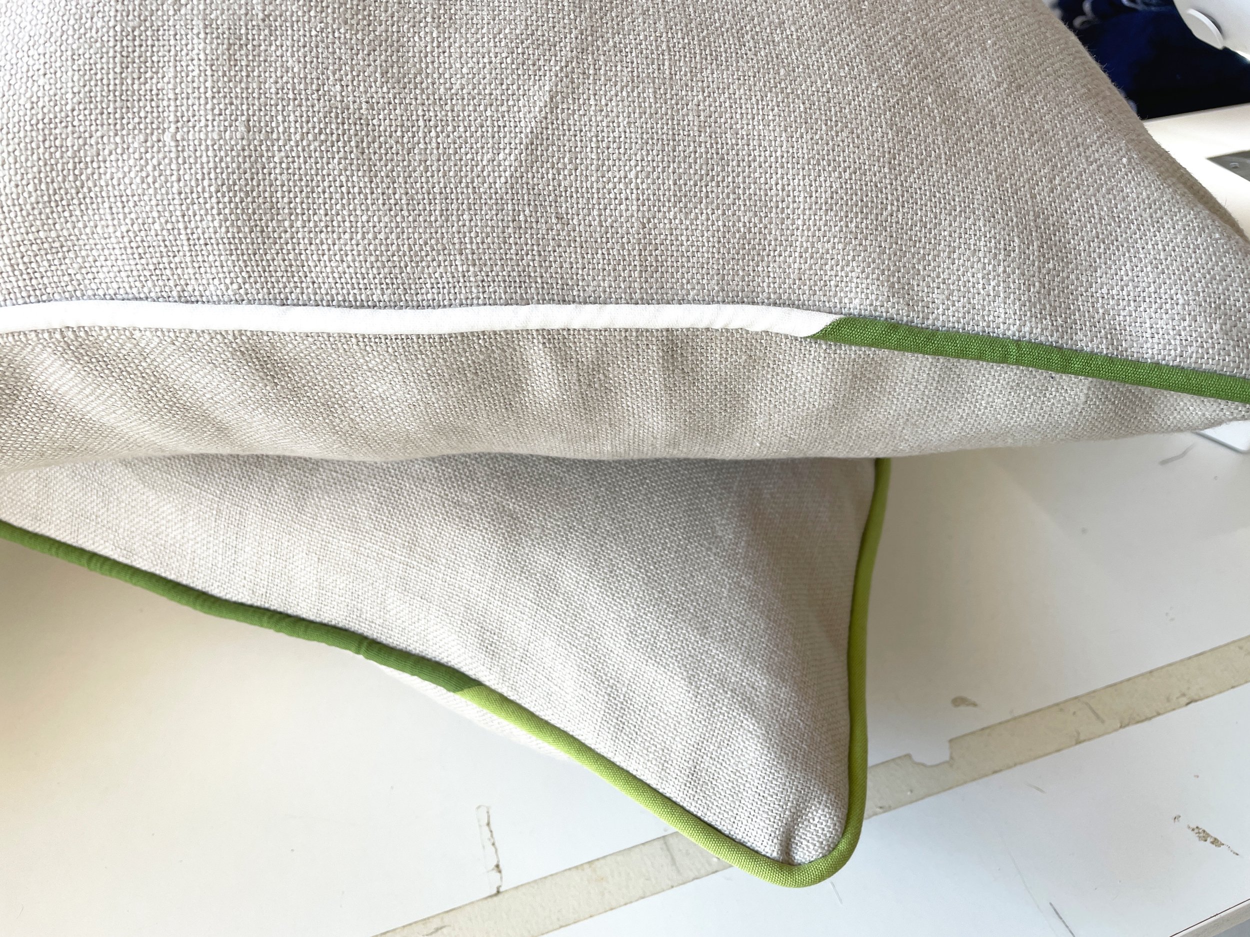 Linen cush with changing colour piping 1.jpg