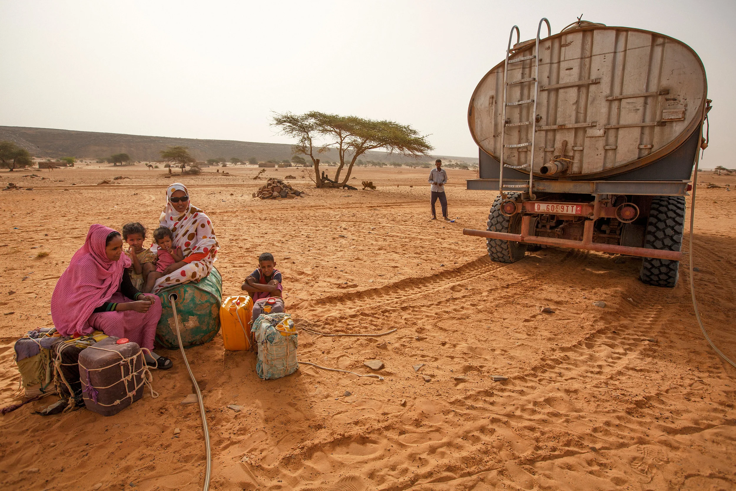 Truck-water-delivery---Mauritania,-Oudane,-Adrar-Region.jpg