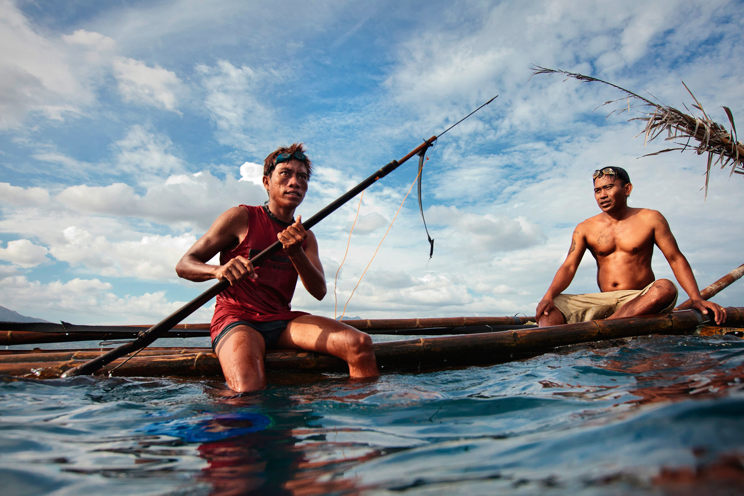 Рыболовством занимаются народы. Рыбаки на острове. Рыбак с копьем. Рыбаки на осторах.