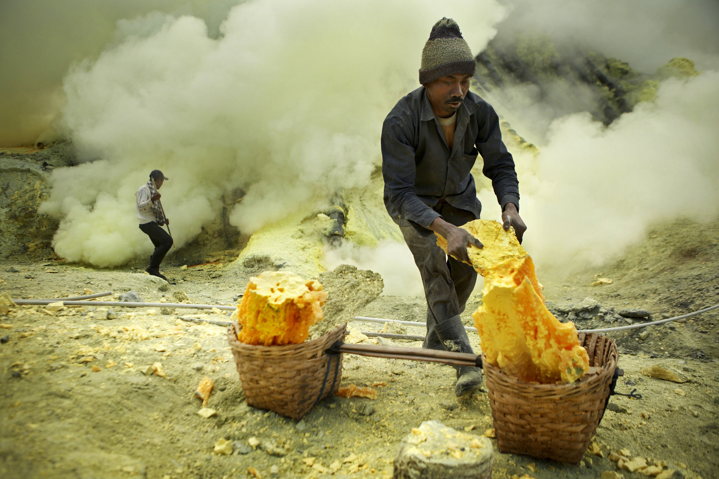 Sulfur-miner-loading-baskets-with-sulfur.jpg