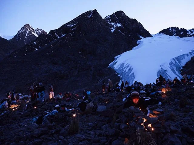 It was a magical morning that day. Everybody waiting in the cold, at 5,000 meters. People lighting their candles in expectation... #Qoyoriti #Peru #Andes #Quechua #Queshua #celebration #candle #dusk #bluehour #snowpeak #travelphotography #travelphotographer #tradition #costume #mountains #Inca #culture #Panasonic #G9 #Lumix #cold #altitude