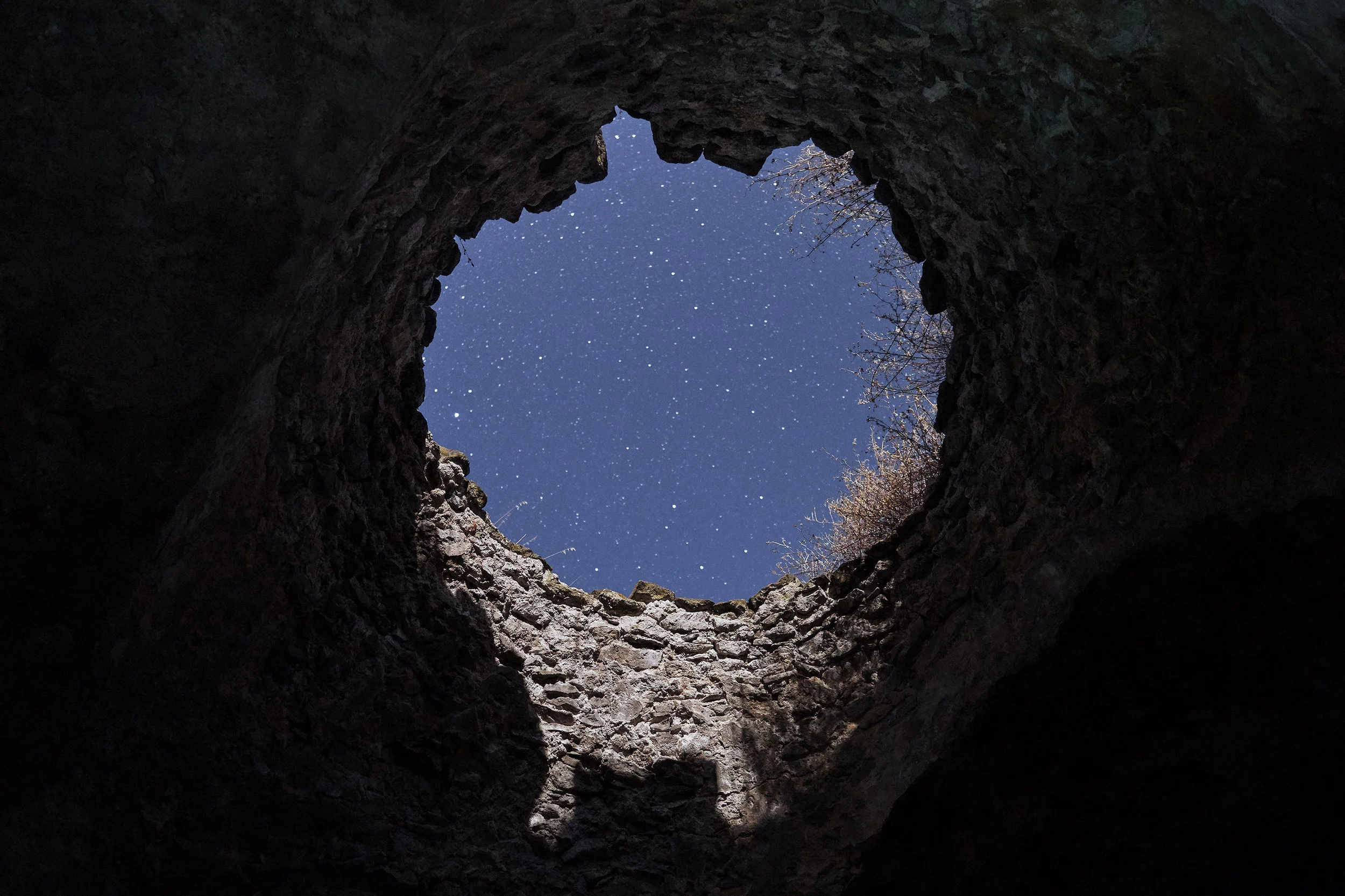 Armenia-starry-sky-through-the-hole-of-a-ruin.jpeg