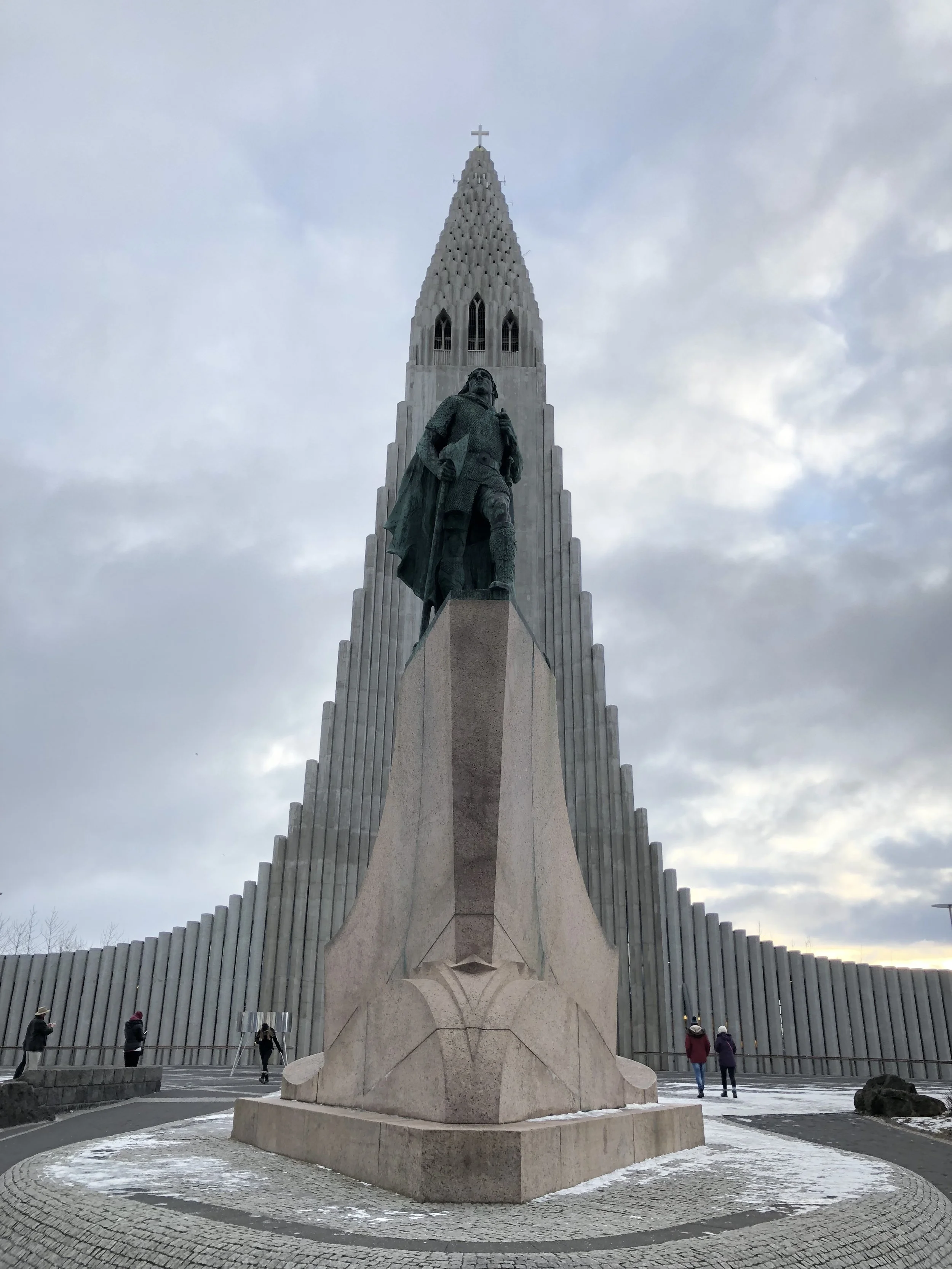 Hallgrimskirkja and the statue of Leifur Eiríksson
