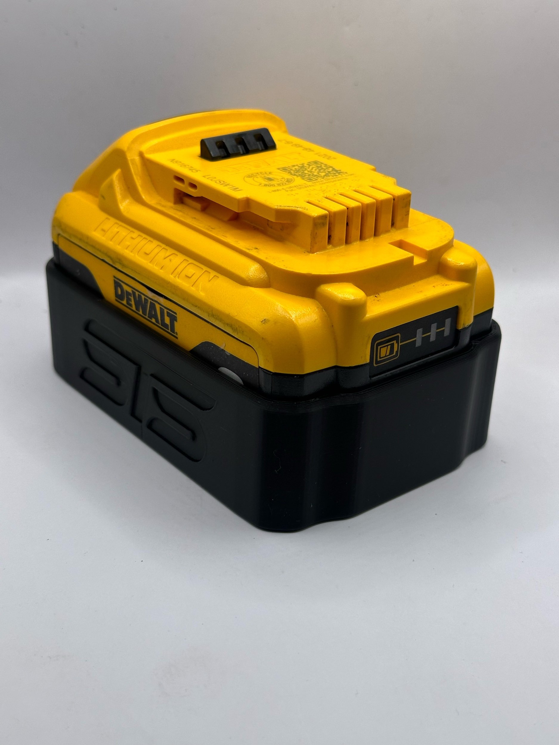 Dewalt 20V 6Ah Magnetic Battery Cover in black