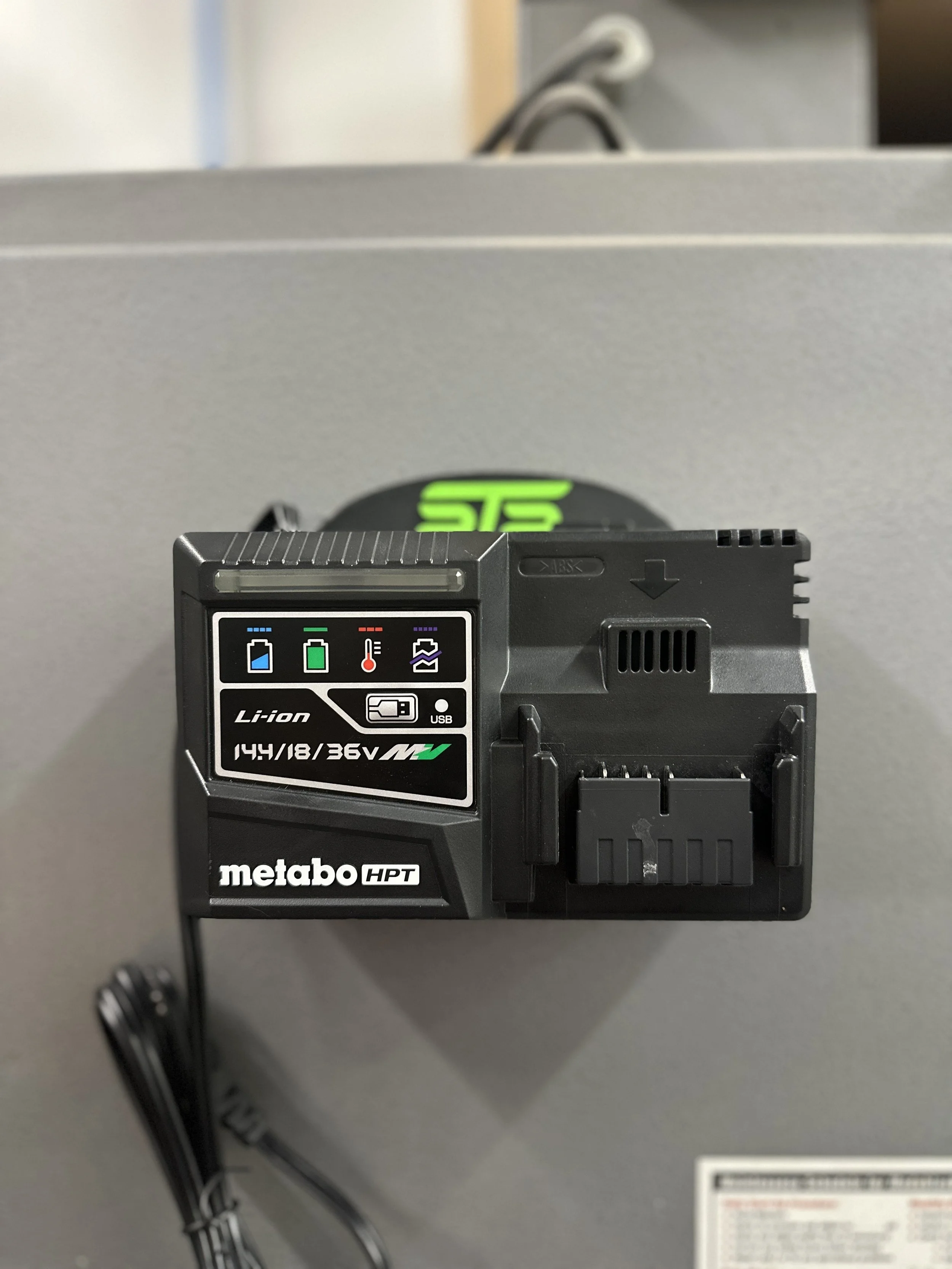 STS Auto Design MO18YSL2 – Metabo HPT 18V / 36V Rapid Charger Magnetic Plate