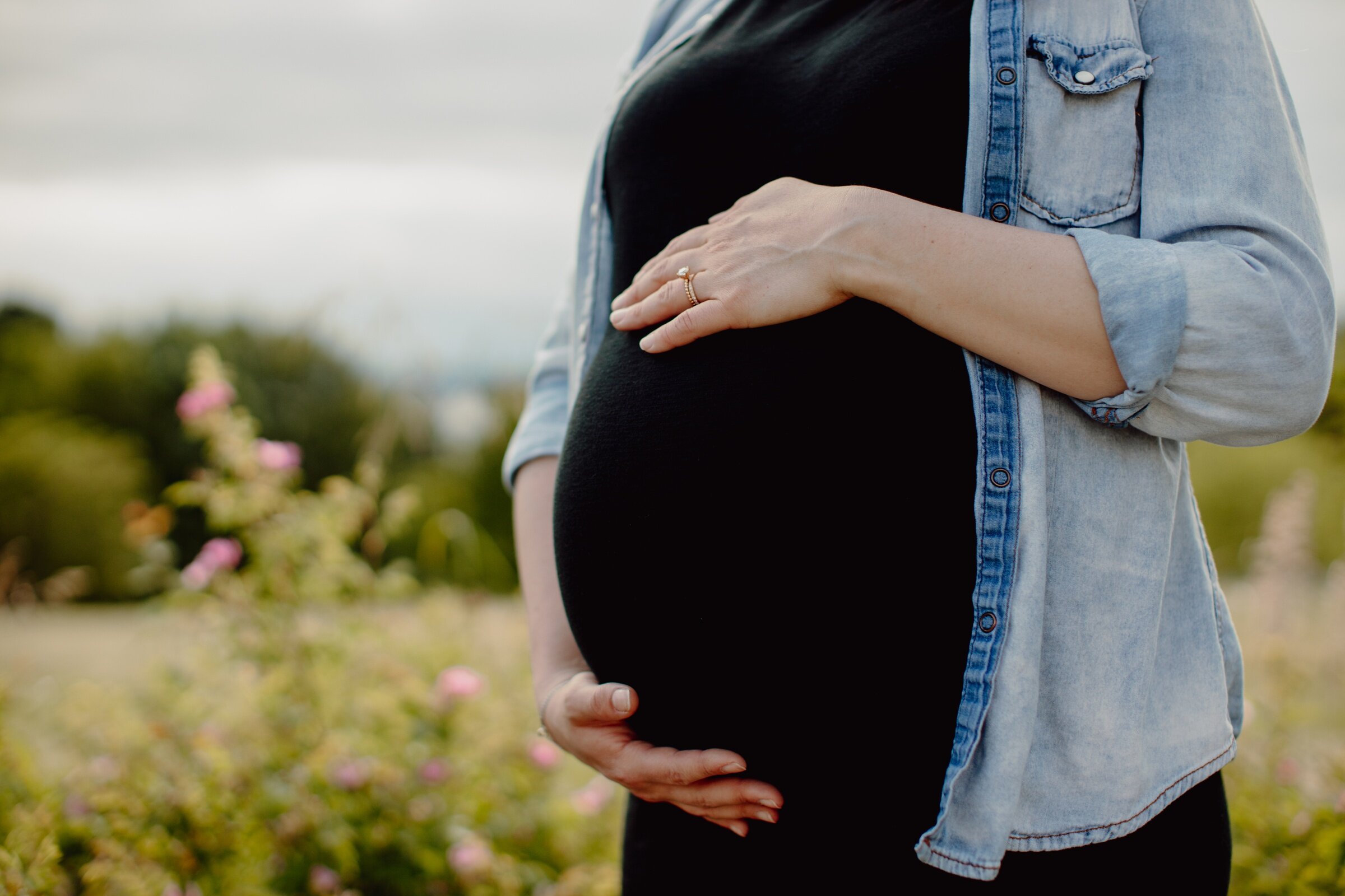 seattle_maternity_photography_newborn_lifestyle_discovery_park_0256.jpg