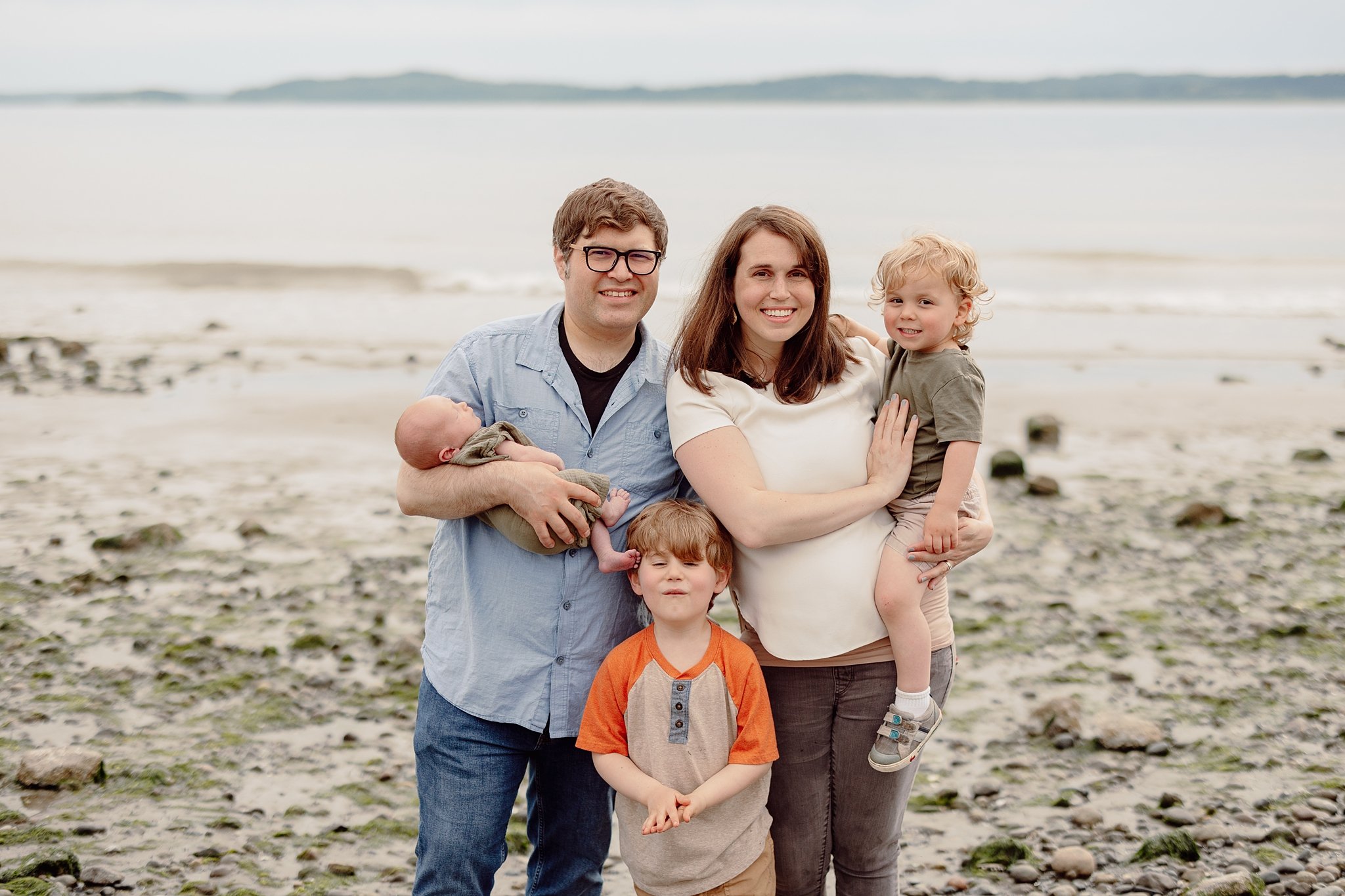 seattle_family_photographer_newborn_photography_northseattle_discovery_park_familysession_0101.jpg