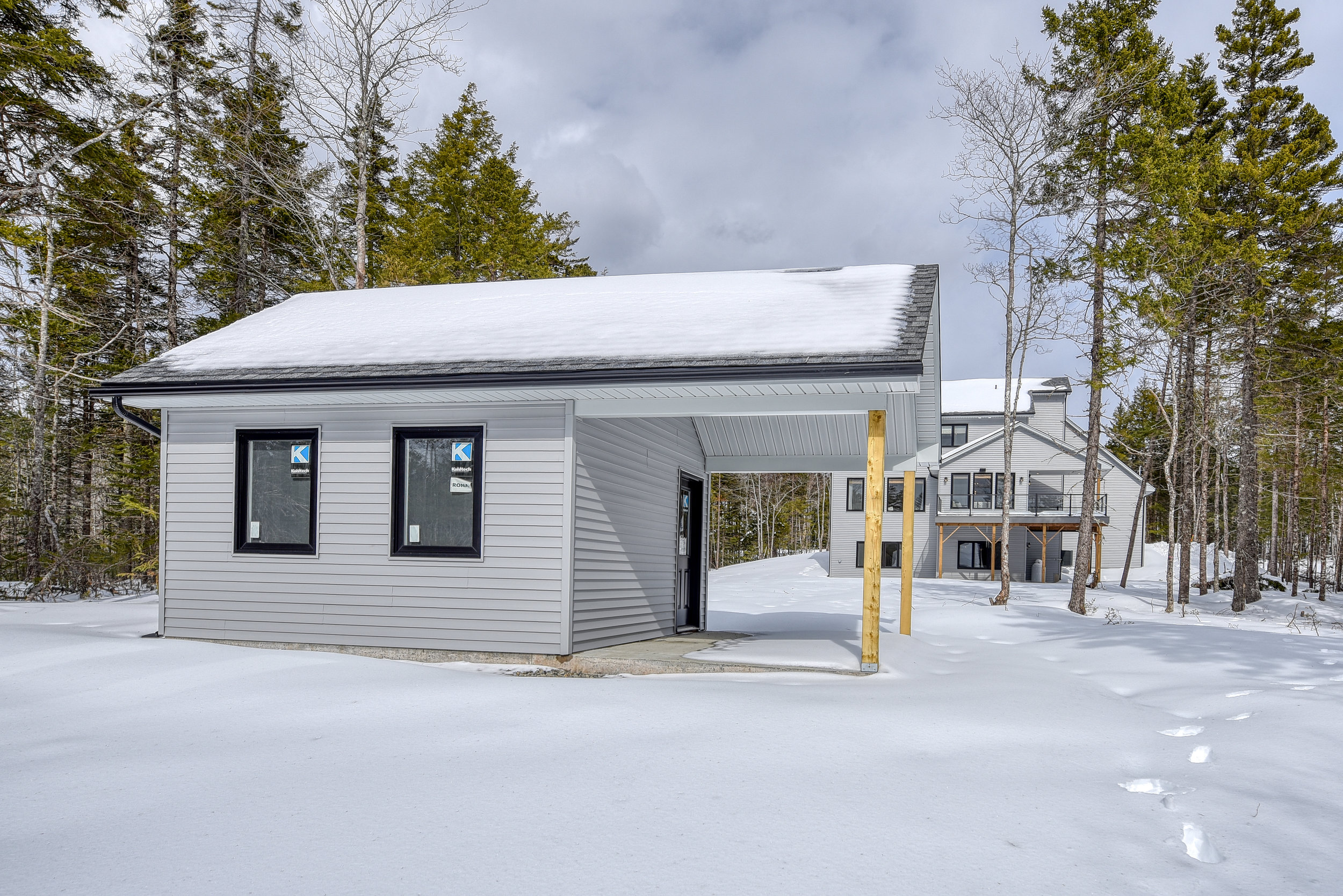 Exterior 9243.jpg