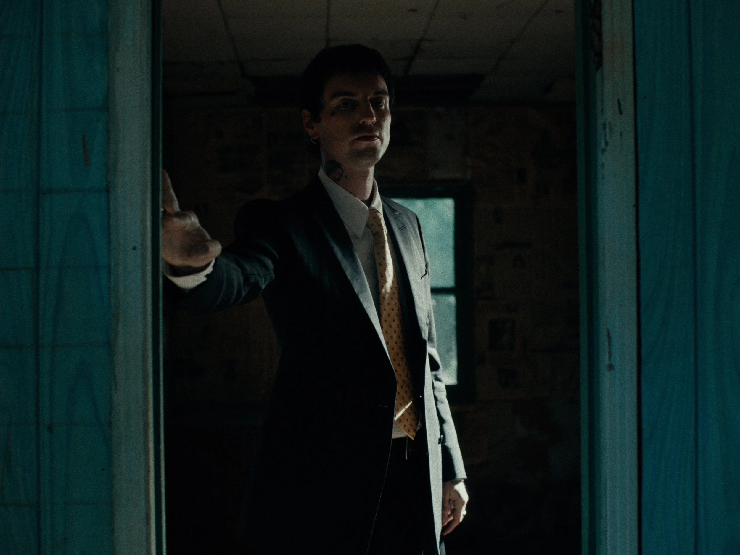 JUTES_MANNEQUIN_CLIP.00_02_25_12.Still026.JPG