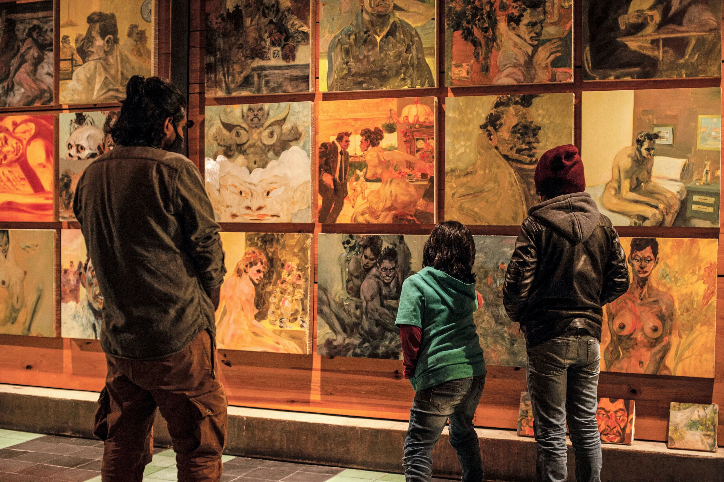 La exhibición desplegada en la galería de Mezcaleria Cuish