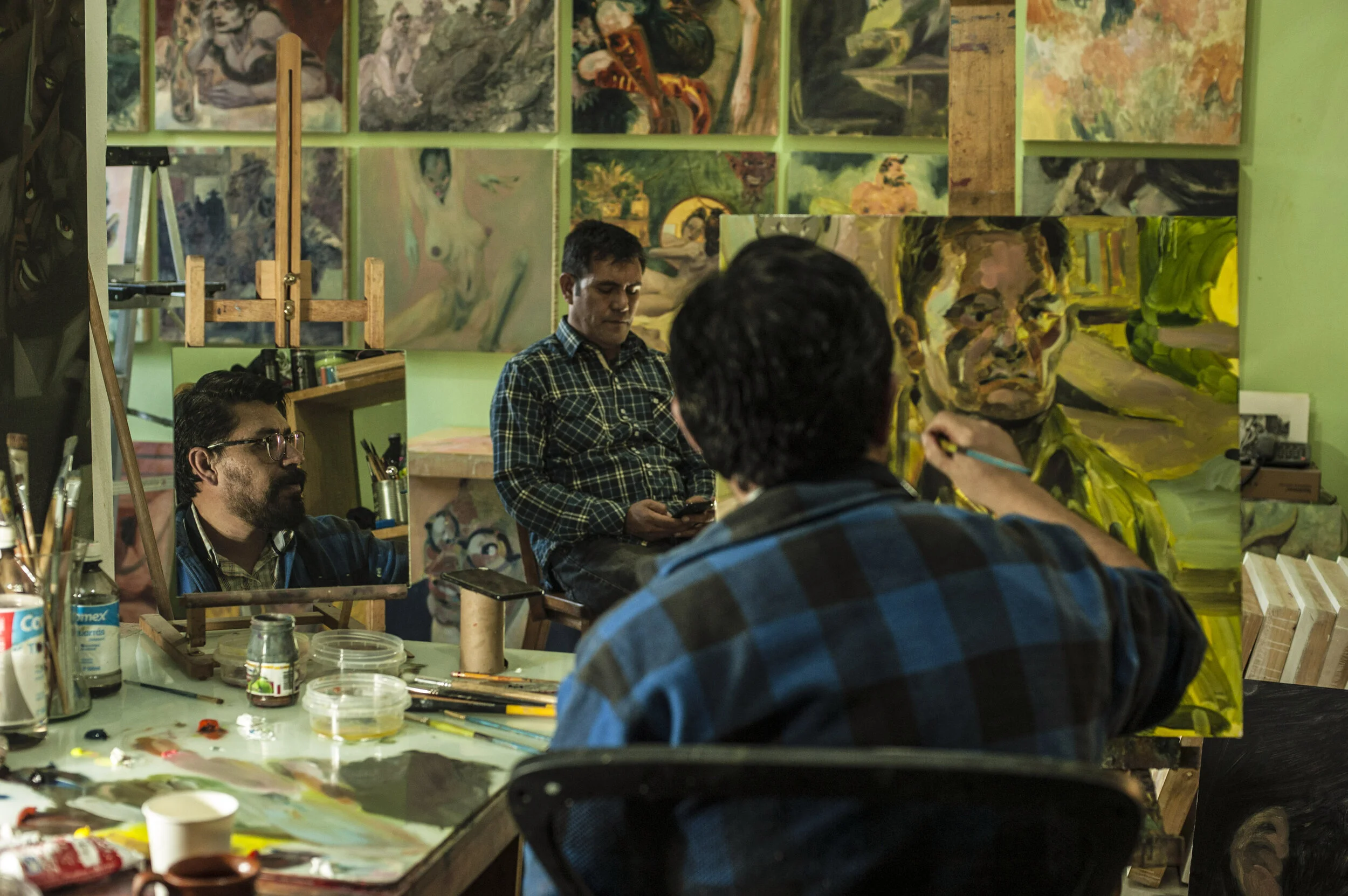 Edgar Saavedra y René en la sesión de su retrato