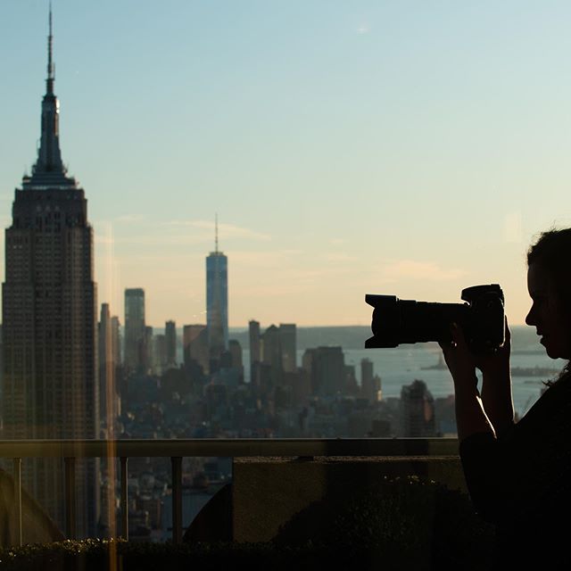 Love this shot my second shooter grabbed at @rainbowroomnyc a few weeks ago!- who knew it would inspire some #cybermonday shopping at @katespadeny 🧐🤣 SWIPE 👉🏻